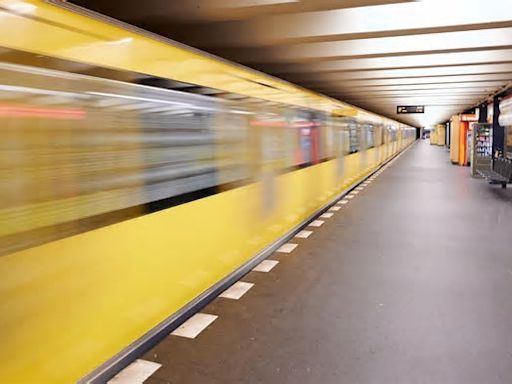 Senior (72) auf U-Bahn-Gleise gestoßen – Polizei sucht Zeugen