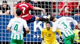 Osasuna vuelve a perder en el Sadar jugando con diez durante más de una hora