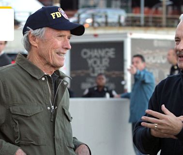 "Il traite ses acteurs comme il traite les chevaux" : Tom Hanks se souvient de sa collaboration avec Clint Eastwood
