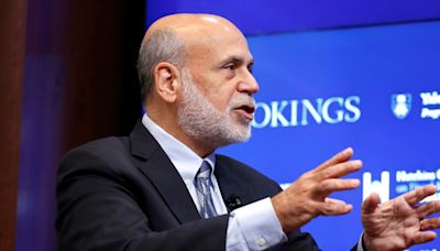 Bernanke urges Bank of England to debate publishing rate projections