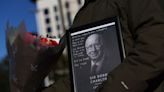 Soccer-Fans pay tribute to Bobby Charlton at Old Trafford