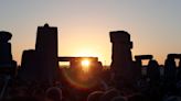 Miles de personas se reúnen en Stonehenge para ritual anual por solsticio de verano