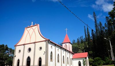 Nouvelle-Calédonie : « Revenir à la religion d’origine »… Les incendies d’églises se multiplient et inquiètent