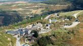 El bonito pueblo gallego que forma parte del Camino de Santiago francés y dispone del templo más antiguo de la ruta