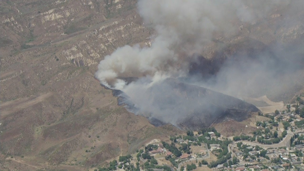 Sharp Fire burns in Simi Valley, triggering evacuations