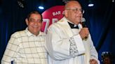 Zeca Pagodinho inaugura bar no Rio com presença de padre para benzer o estabelecimento