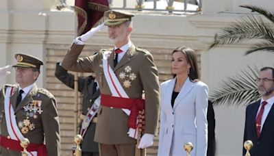 Letizia inspira en Zaragoza con el traje con pantalón holgado y fresquito para ir impecable a los 50 a un evento de primavera