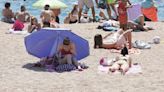 Sanidad trabaja para poner orden en la medida de los fotoprotectores en plena ofensiva del bulo del 'callo solar'