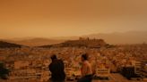 El cielo de Atenas se tiñe de naranja por las nubes de polvo del Sahara