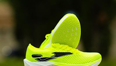 Joma R 5000: la mejor zapatilla con placa de carbono en relación calidad-precio