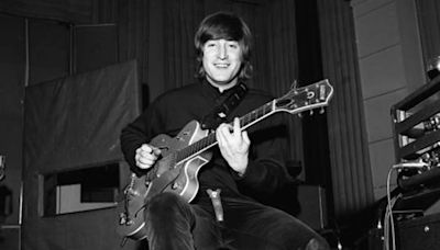 Una guitarra de John Lennon descubierta en un desván inglés sale a subasta en Nueva York