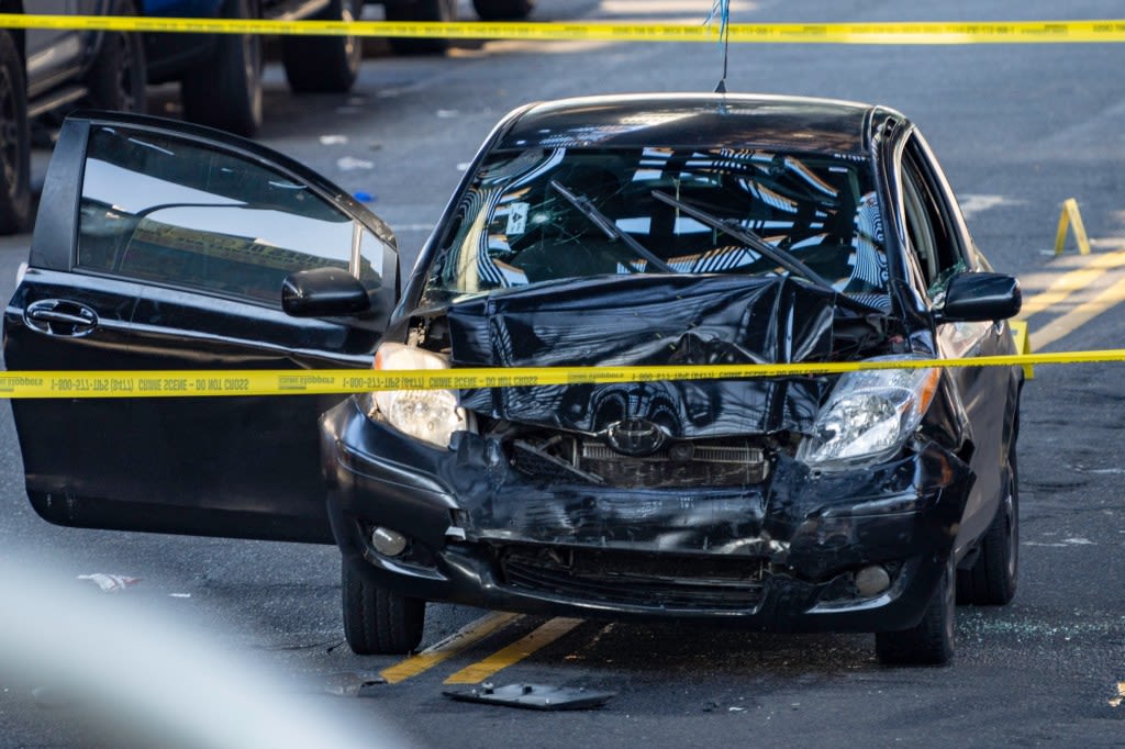 Queens gunman shoots into car, wounds two before fleeing: NYPD