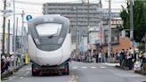 台鐵列車「現身日本街頭」吸萬人夾道圍觀！ 台灣網友驚呼：人潮也太多