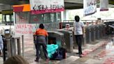 Un grupo de personas encapuchadas realizó pintas y destrozos en metro Universidad