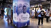 La bienvenida a Mbappé en su fichaje oficial por el Real Madrid
