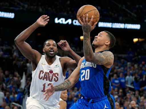 Magic's second straight rout of Cavaliers ties series at 2-2