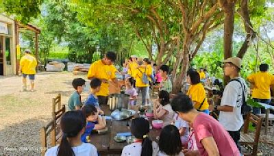 體驗大自然！「同濟永續夏令營」樹蔭下進行 學習茶席和米食