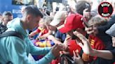 Morata ejerce de capitán en la llegada de la selección a Stuttgart - MarcaTV