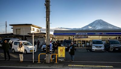 Zu viele Touristen: Aussichtspunkt zum Berg Fuji wird mit schwarzer Wand abgeschirmt