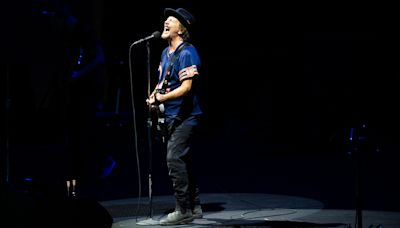 Pearl Jam's Eddie Vedder remembers his lost musical peers and covers Nine Inch Nails' Hurt in Seattle
