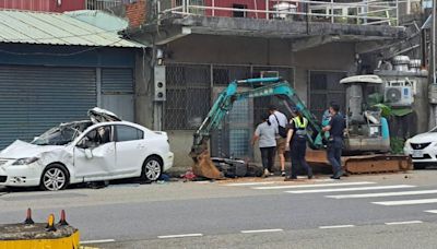 有片／吵架鬧離婚！桃園醉尪衝娘家堵人 怒開怪手「搗爛自己車」│TVBS新聞網