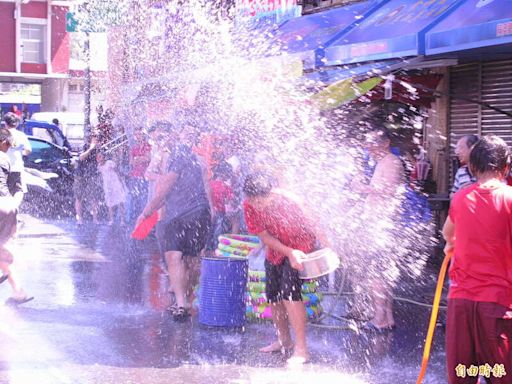 蘇澳狂歡潑水節7/13封街打水戰 店家找來水桶、水管「備戰」