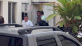Sob protestos e xingamentos, preso por morte de menina de 11 anos na Ilha sai de delegacia em 'caveirão'; VÍDEO