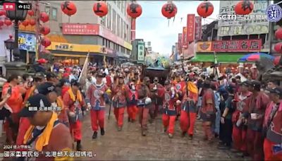 北港迓媽祖「雨神」同行 鑾轎神偶穿特大號雨衣