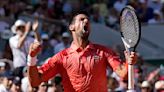 A Djokovic no le afectan los abucheos y avanza a la cuarta ronda en Roland Garros