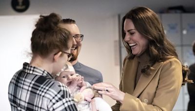 Kate Middleton arrulla a un bebé mientras el príncipe William dice: "¡No le des más ideas a mi esposa!"