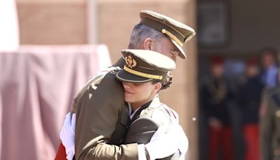 La princesa Leonor terminó una fase crucial de su carrera militar: el emotivo abrazo con el rey Felipe