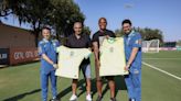 Emerson e Jefferson visitam seleção brasileira em Orlando e acompanham treino