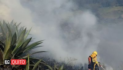 Bomberos atienden un incendio forestal en El Quinche, en Quito