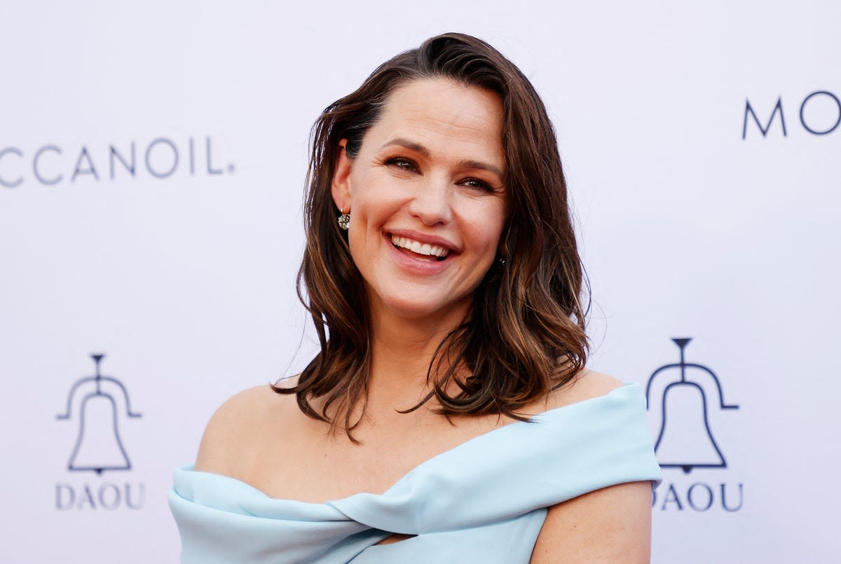 Jennifer Garner sparks hilarious reactions after recalling moment she had to eat 22 shrimp