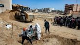 Tras retirada de tropas israelíes, hallan 300 cadáveres en fosas comunes de Jan Yunis en la Franja de Gaza