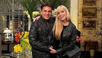 Cristian Castro llegó a Guadalajara muy bien acompañado de su nueva novia, Ingrid Wagner