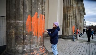 Brandenburg Gate paint attackers get suspended sentences