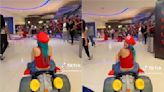 Con épica entrada, influencer llega a cine en go kart de "Mario Bros"