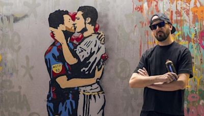 El famoso beso de Messi y Cristiano, expuesto en el innovador museo White Rabbit