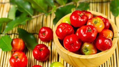 La fruta roja que no consumes y debes incorporar por el gran aporte de colágeno y vitamina C