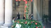 Vox recupera la tradicional cruz de mayo frente al Ayuntamiento de València