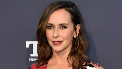 Why Jennifer Love Hewitt Watches Pimple Popping Videos Before Filming