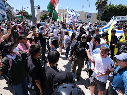 Violentos enfrentamientos entre manifestantes propalestinos y contramanifestantes en Los Ángeles, según videos