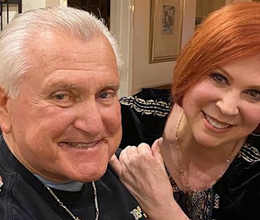 Al Schultz Dies: ‘Carol Burnett Show’, ‘All In The Family’, ‘Good Times’ Makeup Artist & Husband Of Vicki Lawrence Was 82