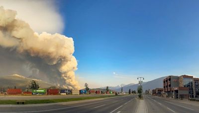 Lightning triggers Alberta wildfire devastating historic Canadian town