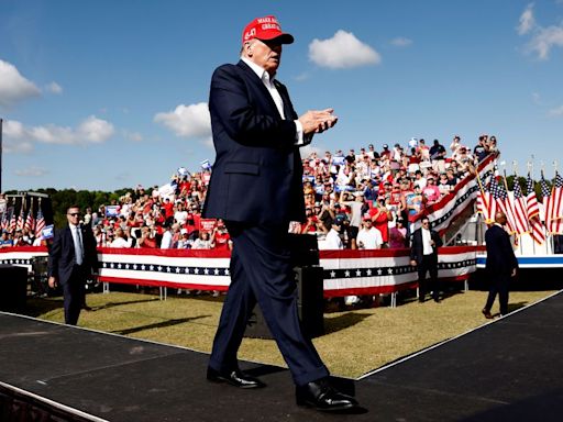 "El caos es nuestro amigo": cómo Trump planea en silencio en torno al futuro incierto de Biden