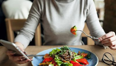 Por qué es un riesgo para la salud mirar el celular mientras se come