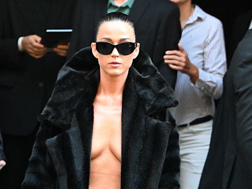 Katy Perry apparaît topless au défilé Balenciaga