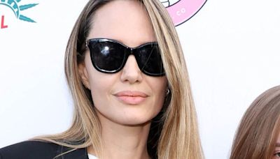 Angelina Jolie faz rara aparição com a filha caçula, Vivienne