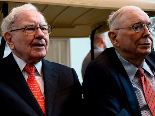 Warren Buffett holds first Berkshire Hathaway meeting without Charlie Munger
